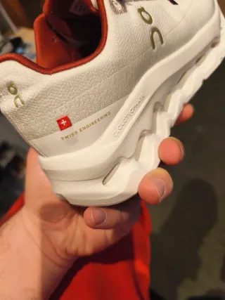 On Running Cloudtilt Rojas y Blancas