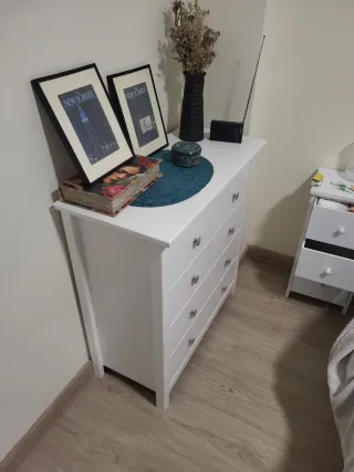 Cómoda blanca de madera