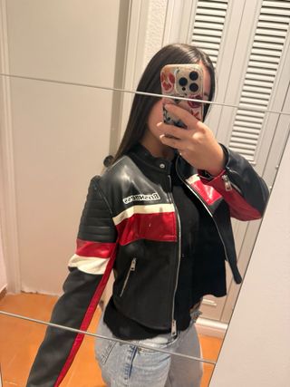 Chaqueta Bershka Negra y Roja Talla S
