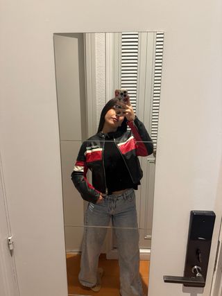 Chaqueta Bershka Negra y Roja Talla S