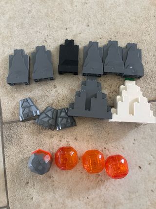 Lego pezzi roccia e gemme