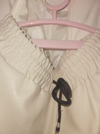 Conjunto Chaleco Blanco y Pantalón Polipiel Crema