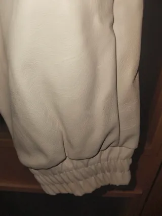 Conjunto Chaleco Blanco y Pantalón Polipiel Crema