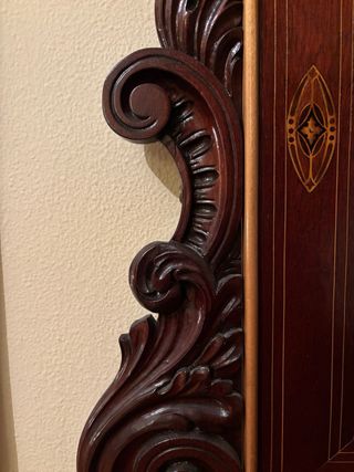 Tocador de madera con marquetería
