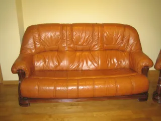 Sofá de piel marrón y madera