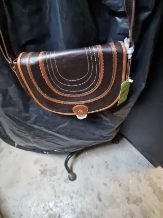 Bolso de piel marrón con detalles