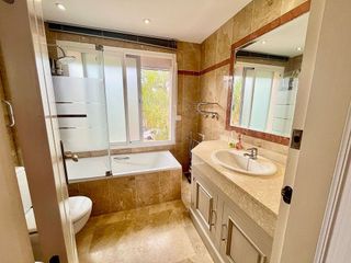 Casa adosada en venta en Nueva Andalucía centro en Marbella