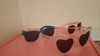 Gafas de sol rosas y turquesa