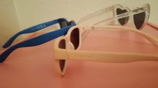 Gafas de sol rosas y turquesa