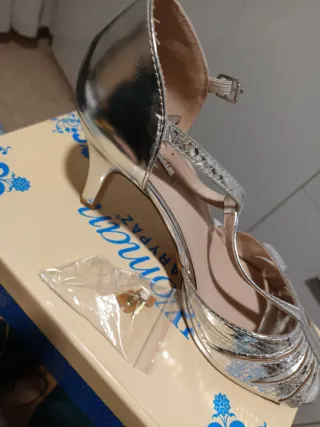 Sandalia fiesta tacón plateada