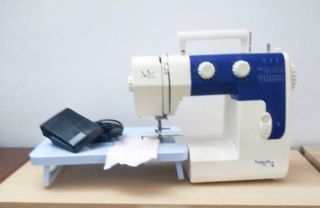 Máquina de coser blanca y azul