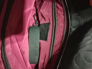 Bolso Negro Desigual con Logo Repetido