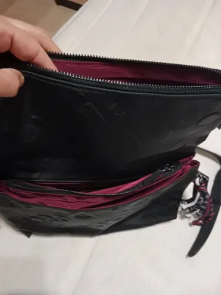 Bolso Negro Desigual con Logo Repetido