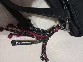 Bolso Negro Desigual con Logo Repetido