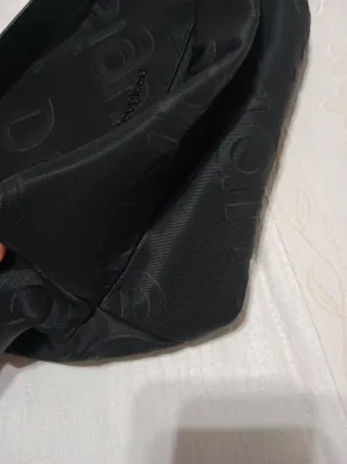 Bolso Negro Desigual con Logo Repetido