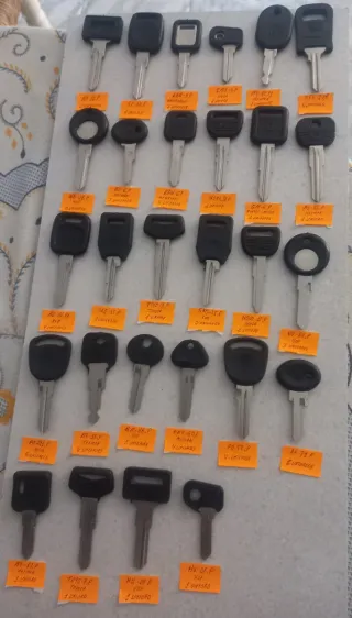 LOTE 74 LLAVES DE COCHE VARIADAS (JMA)