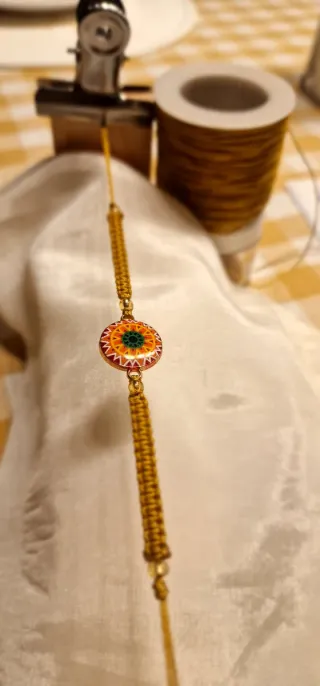 Pulsera tejida a mano con mandala