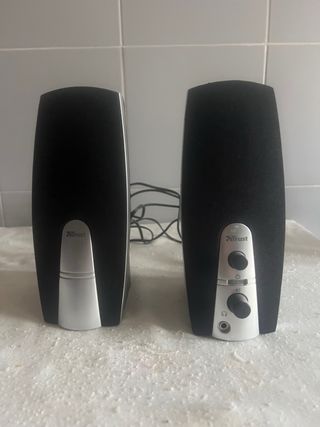 Altavoces Trust negros y plateados