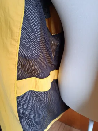 Chaqueta cortavientos hombre amarilla