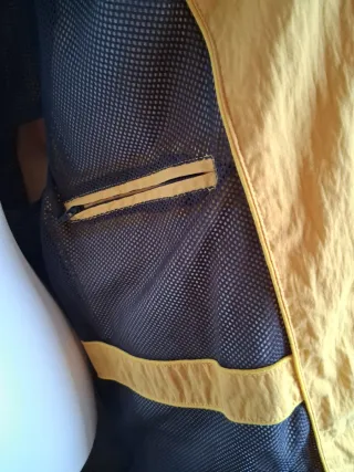 Chaqueta cortavientos hombre amarilla