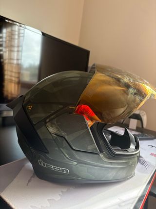 Casco de moto con visera dorada