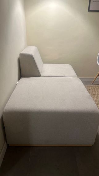 Sofá modular gris de dos puestos