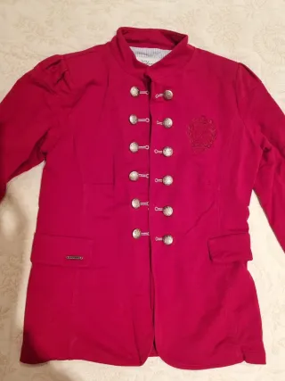 Chaqueta roja estilo militar