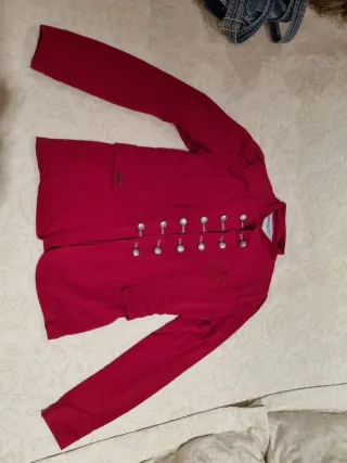 Chaqueta roja estilo militar