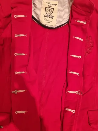 Chaqueta roja estilo militar