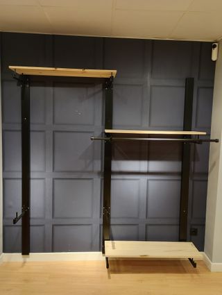 Estanterías de pared de metal y madera