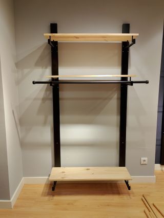 Estanterías de pared de metal y madera