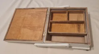 Pequeño costurero blanco envejecido