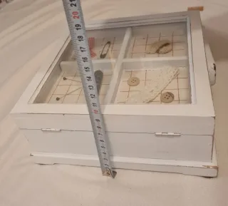 Pequeño costurero blanco envejecido