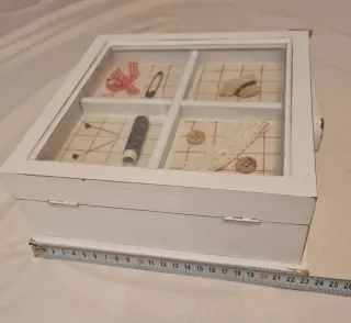 Pequeño costurero blanco envejecido