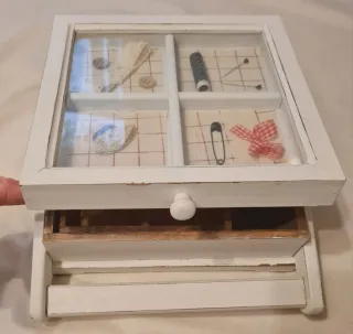 Pequeño costurero blanco envejecido