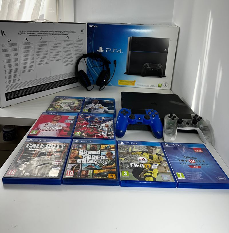 PS4 Slim Negra + 8 Juegos + 2 Mandos