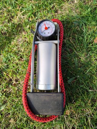 Inflador de pie con manómetro