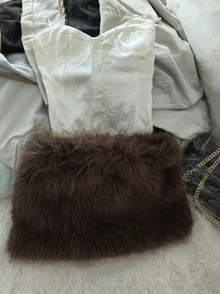 Falda marrón peluda