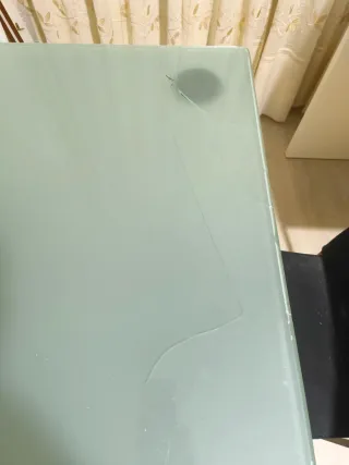 Mesa de comedor de cristal laminado.