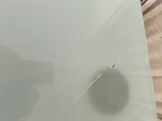 Mesa de comedor de cristal laminado.