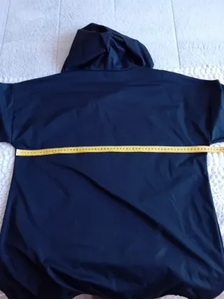 Chaqueta negra con capucha y cremallera