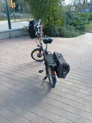 Bicicleta eléctrica plegable negra