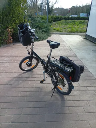 Bicicleta eléctrica plegable negra