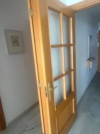 Puerta madera con vidriera