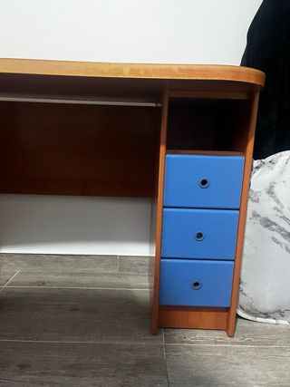 Escritorio madera con cajones azules