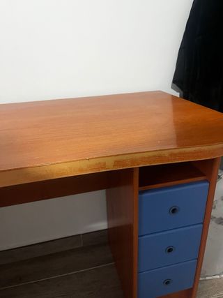 Escritorio madera con cajones azules