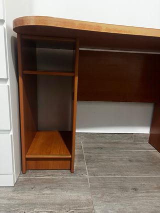 Escritorio madera con cajones azules