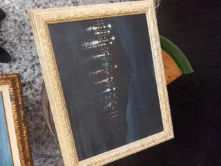 Cuadro decorativo con marco dorado