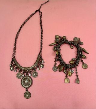 Collar y pulsera dorados