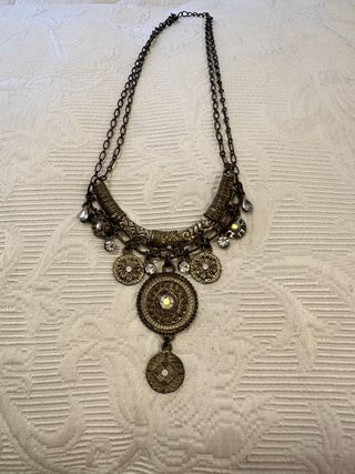 Collar y pulsera dorados